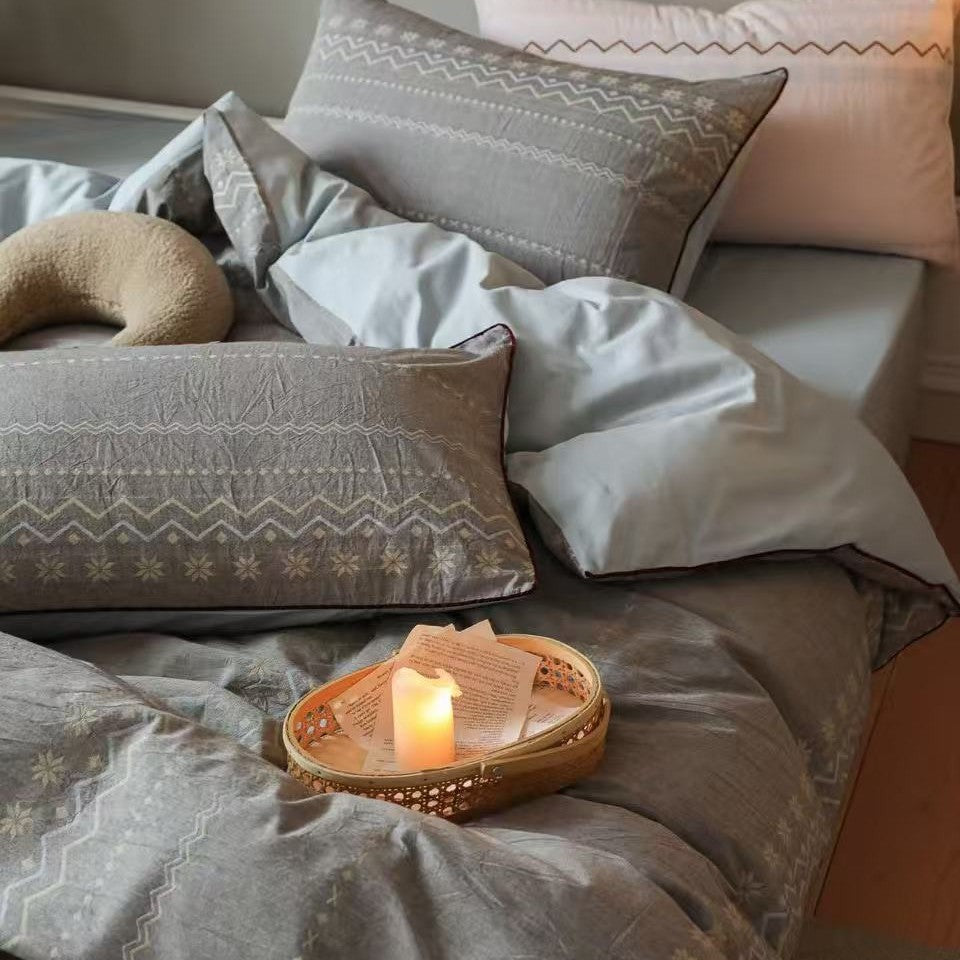 Luxurious cotton bedding set with jacquard zigzag and star pattern