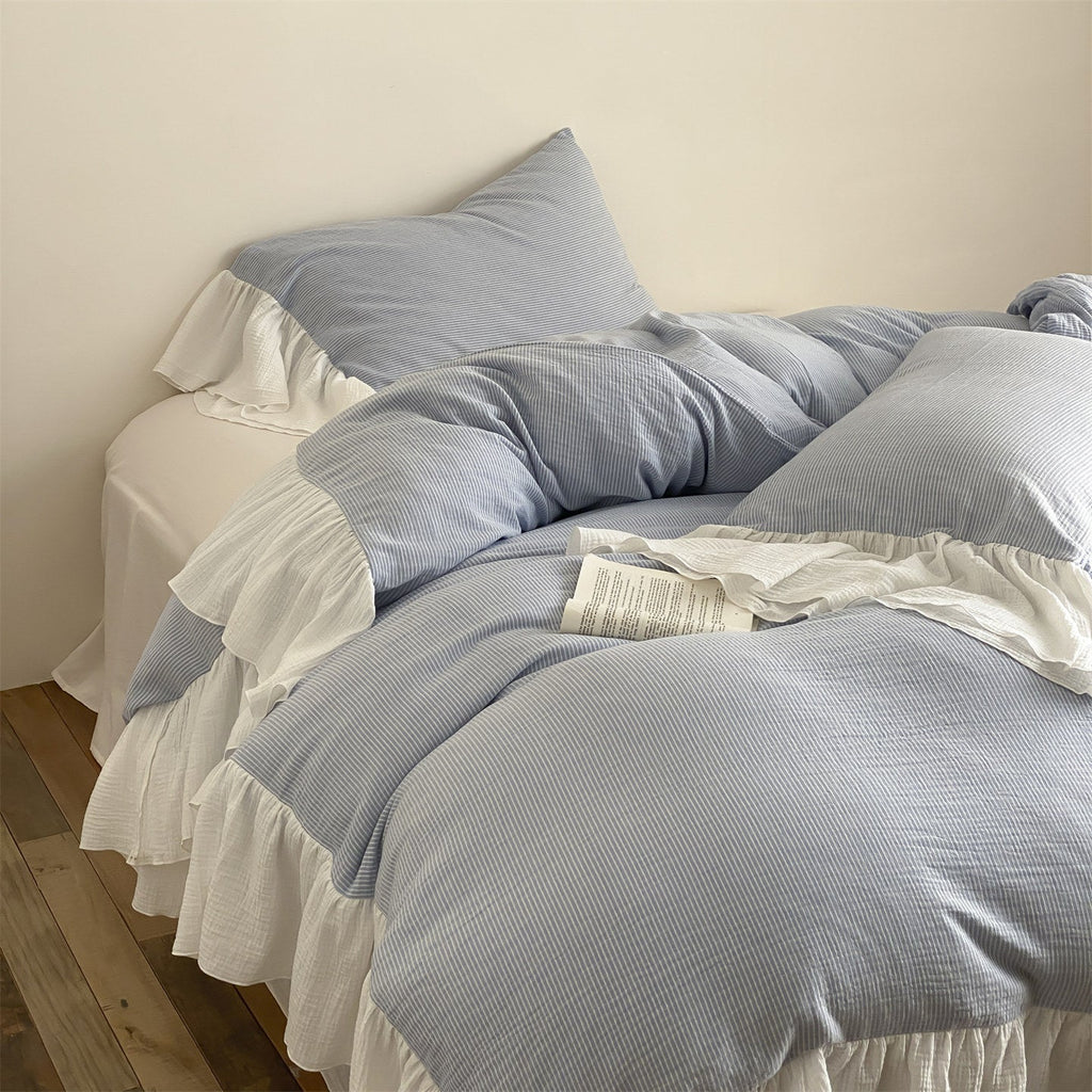 Bedding set made of cotton seersucker with fine pinstripes