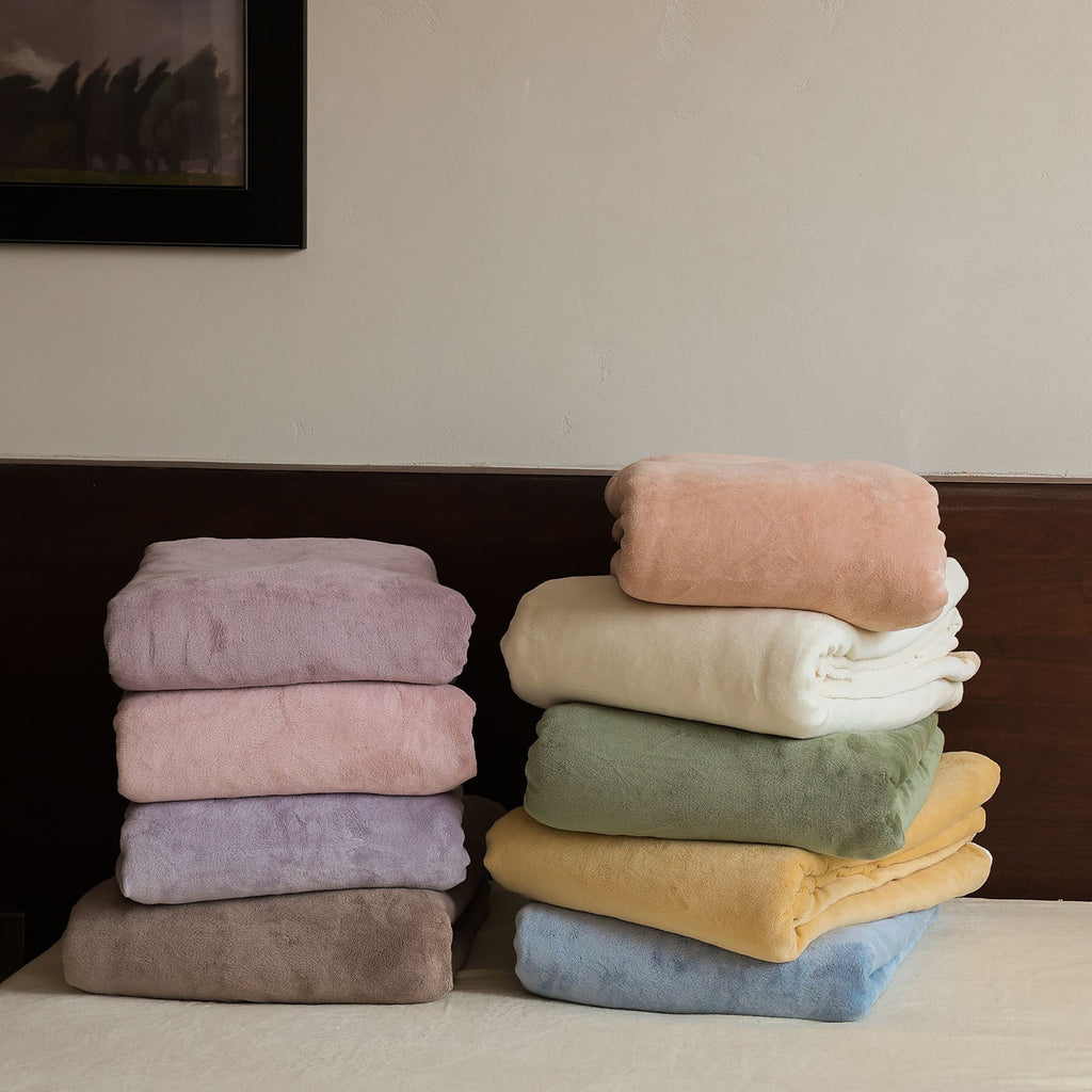 Plush bedding set with velvety microfiber surface Bowlift