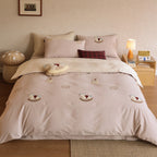 Reversible bedding set with embroidered teddy appliqués