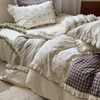 Patchwork bed set in vintage country style with ruffle and lace edge
