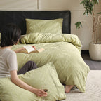 Elegant reversible bedding set made of cotton satin with embossed floral jacquard