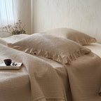 Quilted cotton bedspread and pillowcase set with ruffled edge