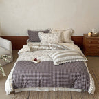 Patchwork bed set in vintage country style with ruffle and lace edge