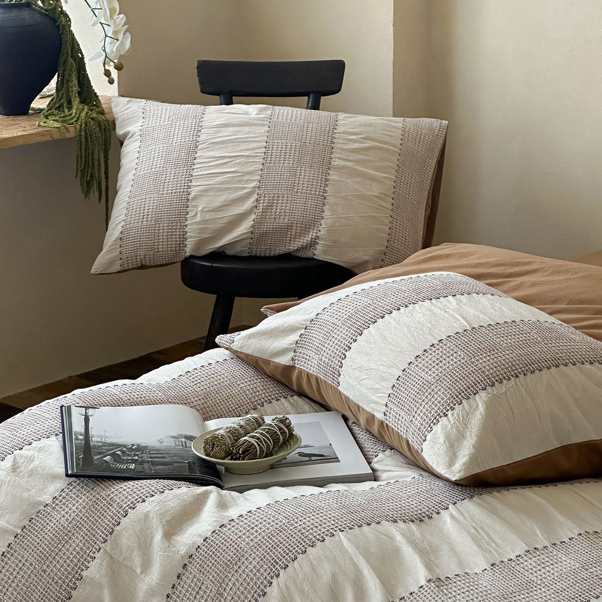 Bedding set made of cotton with woven stripes and integrated fitted sheet