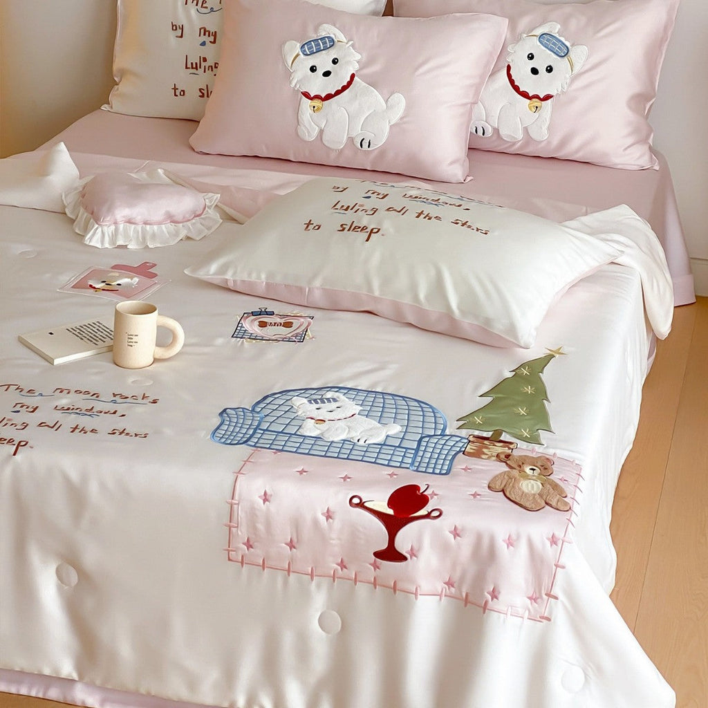 Playful satin bedding set with appliquéd animal motifs and quilted bedspread