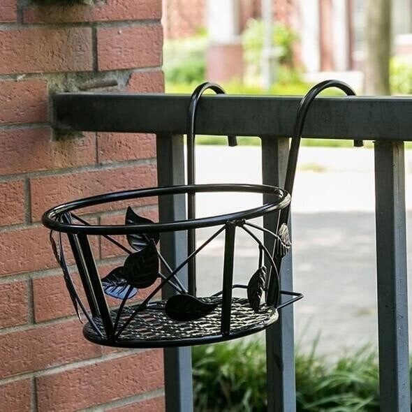 GrünMeister — Showcase your green paradise stylishly without drilling or rust!
